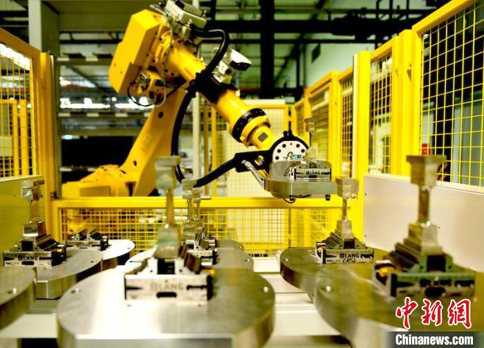 产线机器人放置完工叶片。　刘岗 摄